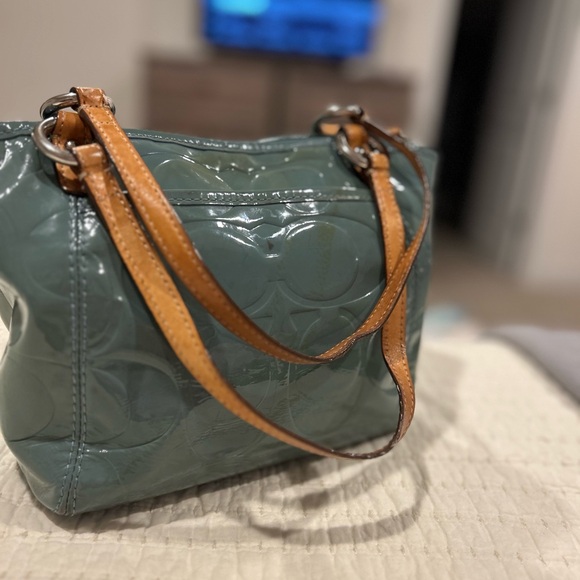 This Coach signature embossed Leah patent leather tote shoulder bag enamel green - Picture 4 of 8